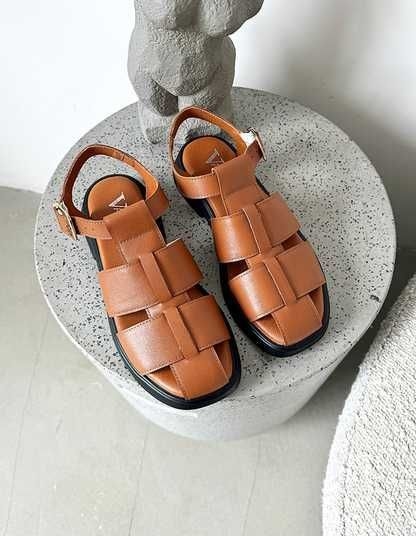 Benuqson uslub va tabiiy qulaylik: ideal yoz uchun 25 o'lchamli charm sandallar