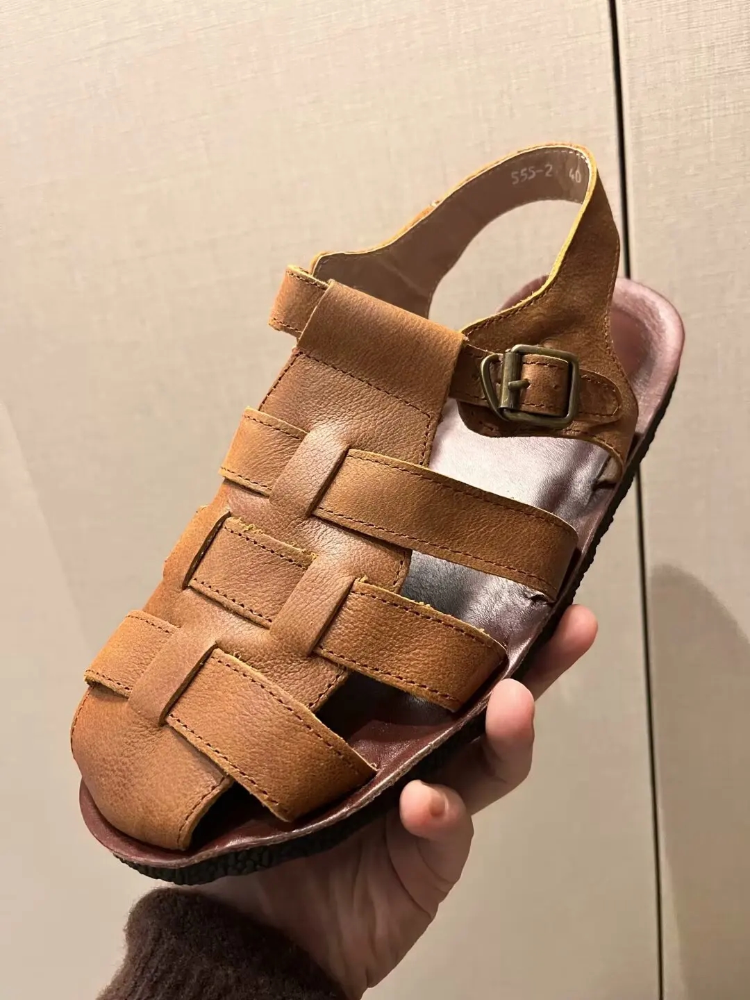 Benuqson uslub va tabiiy qulaylik: ideal yoz uchun 25 o'lchamli charm sandallar